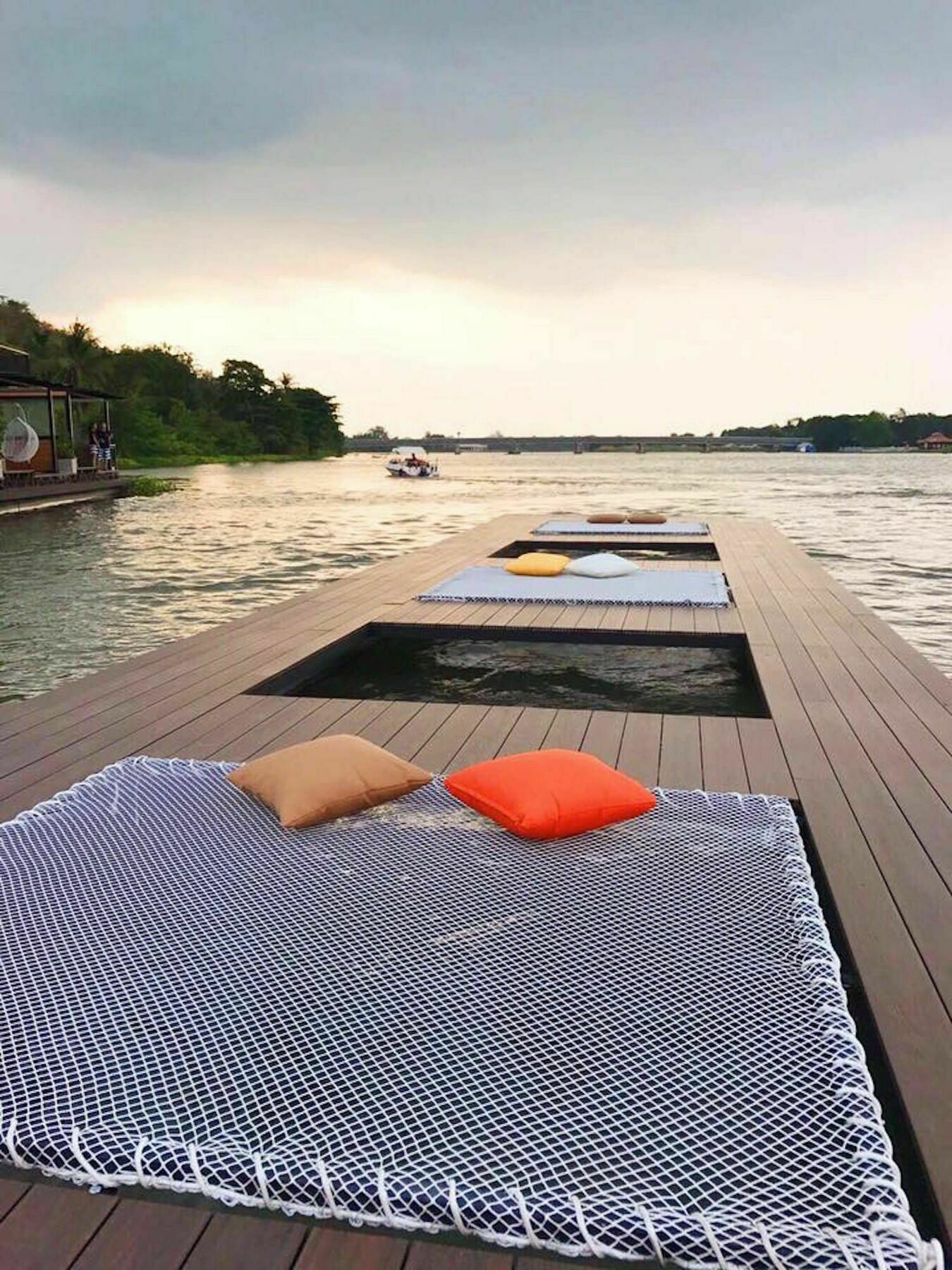 Blue Sky Raft At Kanchanaburi City Exterior photo